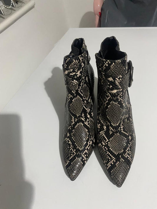 Black and white snake print ankle boots #snakeprint #ankleboots