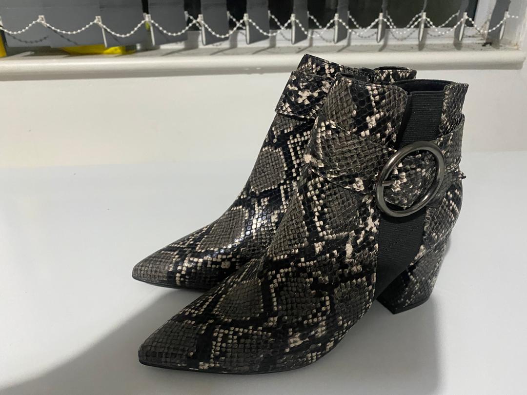 Black and white snake print ankle boots #snakeprint #ankleboots