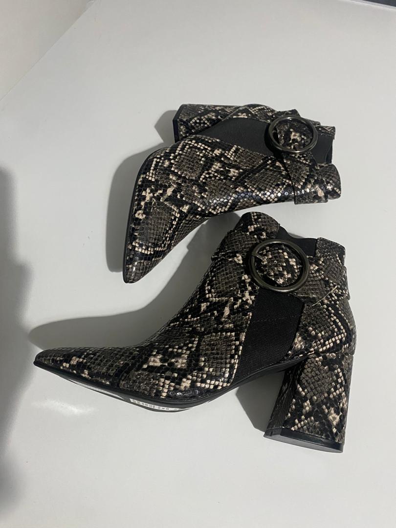 Black and white snake print ankle boots #snakeprint #ankleboots