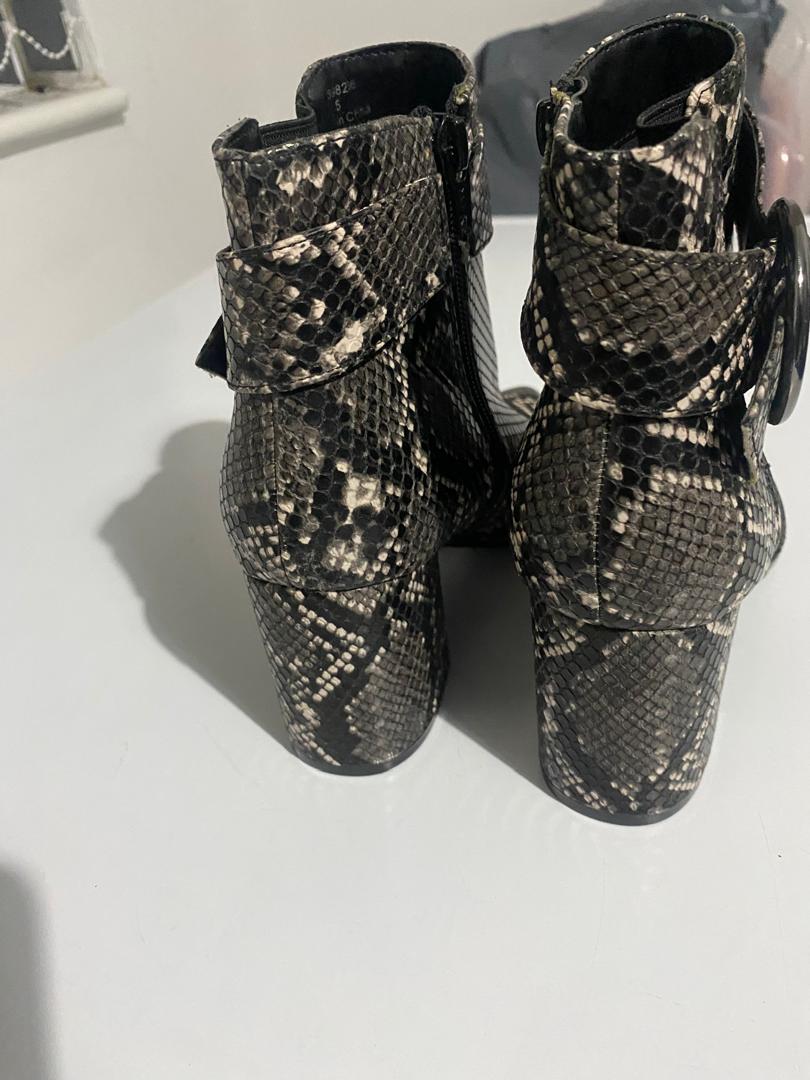 Black and white snake print ankle boots #snakeprint #ankleboots