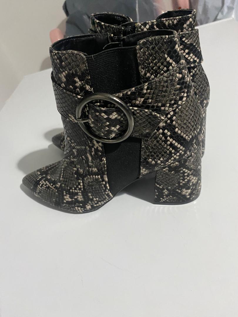 Black and white snake print ankle boots #snakeprint #ankleboots