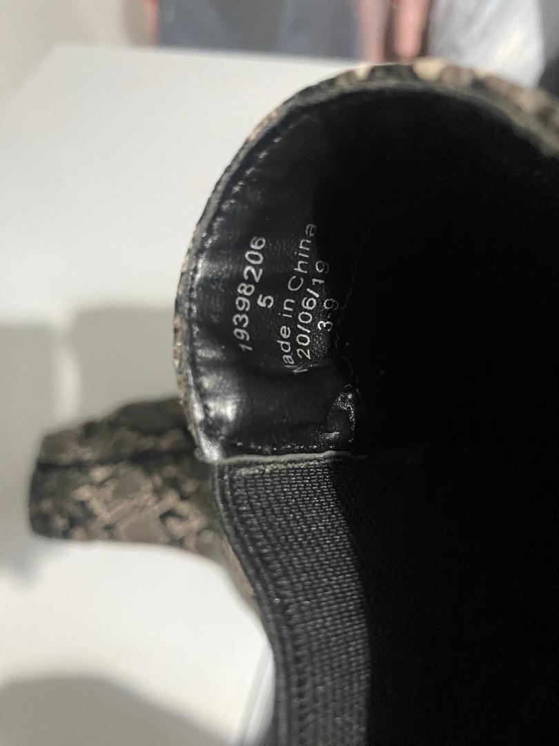 Black and white snake print ankle boots #snakeprint #ankleboots