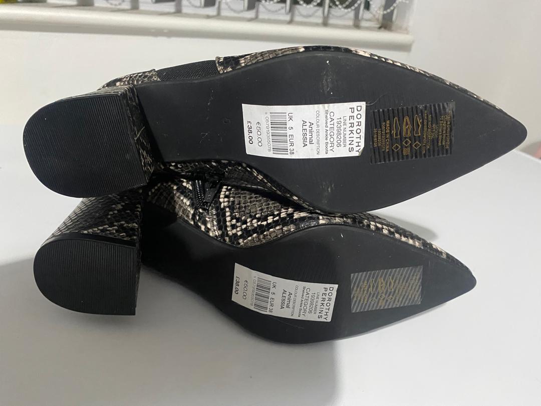 Black and white snake print ankle boots #snakeprint #ankleboots